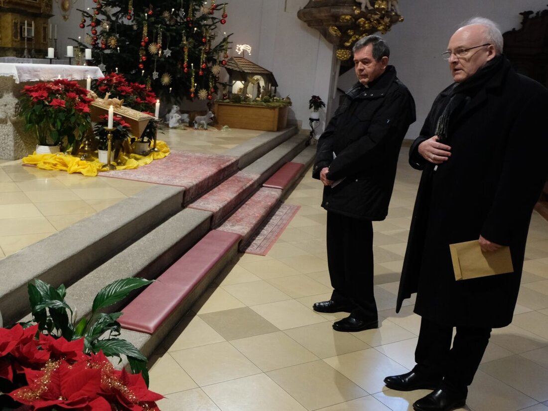 Floß. Bischof Rudolf gedachte eines neunjährigen Jungen in der St. Johannes Kirche, der Opfer eines Attentats in Magdeburg war. Der Besuch zielte auf die Jahreskrippe und das ehrende Gedenken, das durch ein Bildporträt zum Ausdruck gebracht wurde.