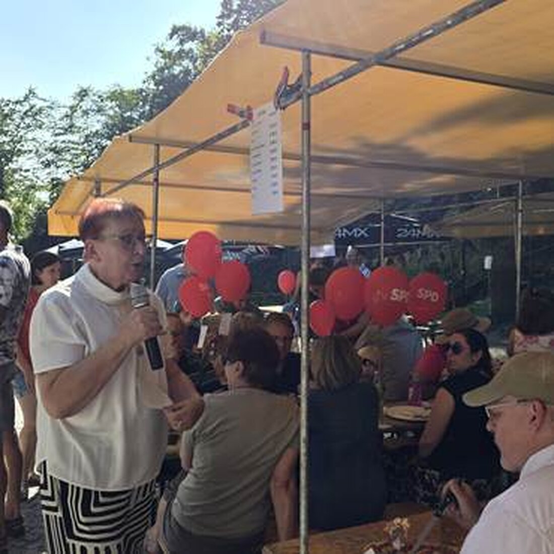 Parksteiner. Beim Kinderfest der SPD gab es gutes Wetter, Spielstände und für die Erwachsenen Speisen und Getränke. Maria Sauer beeindruckte die Organisation und steuerte den Hauptpreis der Verlosung bei.