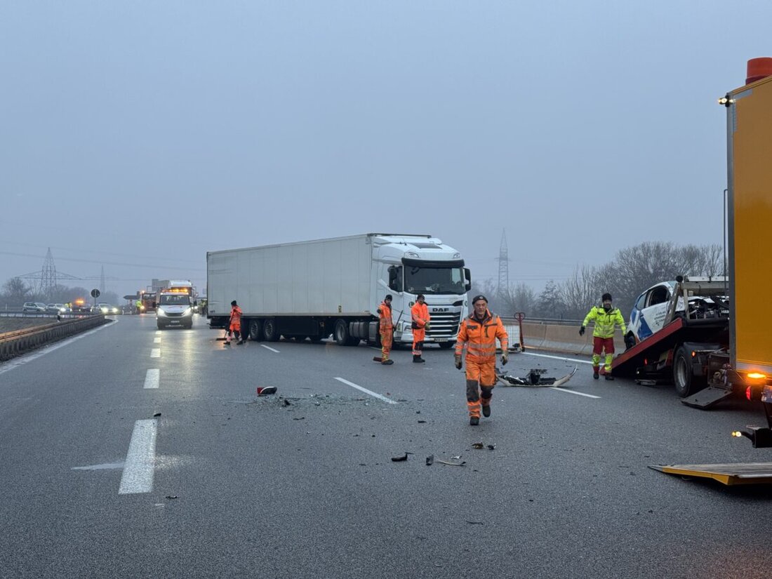 Regensburg. Nach Glätteunfällen ist die Autobahn A3 gesperrt, ein Mensch starb, und es gibt mehrere Verletzte. Verkehrschaos breitet sich in der Region aus.