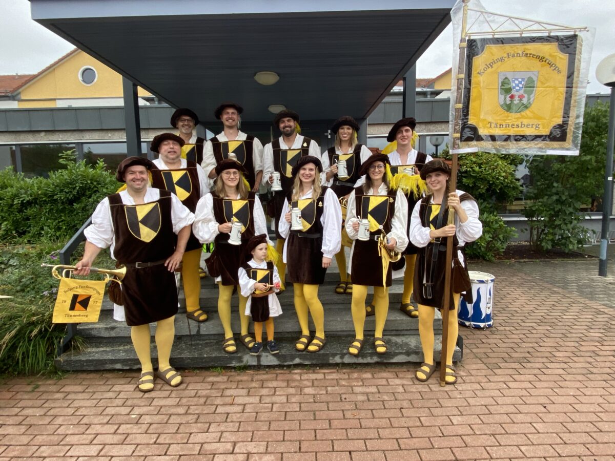 Kolping Fanfarenzug ehrt treue Mitglieder, acht Neue verstärken die Gruppe