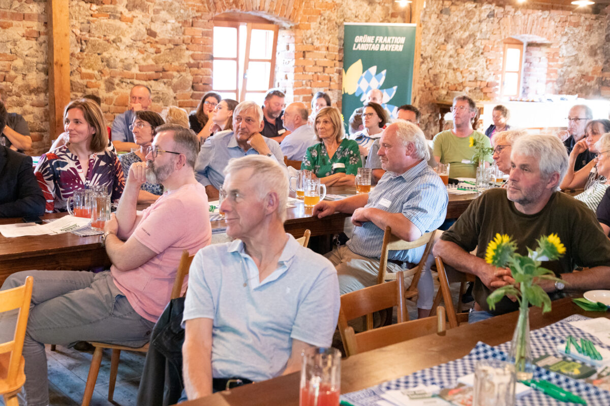 Grünen-Landtagsfraktion diskutiert mit Gästen auf dem Schafferhof &quot;über den Tellerrand&quot;