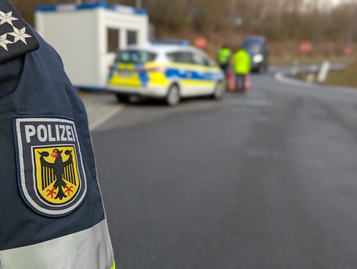 Angriffe bei A6-Grenzkontrolle: Frau schlägt Polizisten