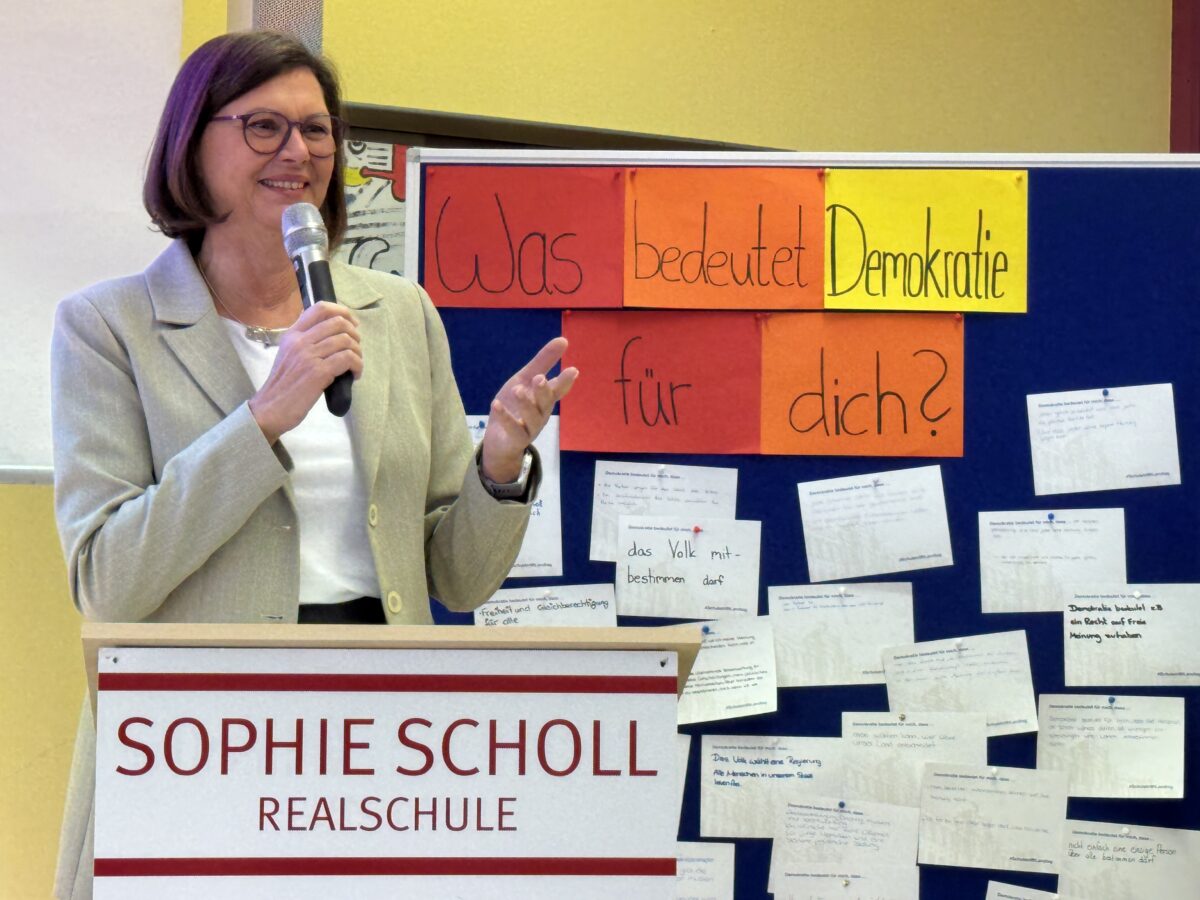Demokratie in der Schule: Landtagspräsidentin Ilse Aigner besucht Sophie-Scholl-Realschule Weiden