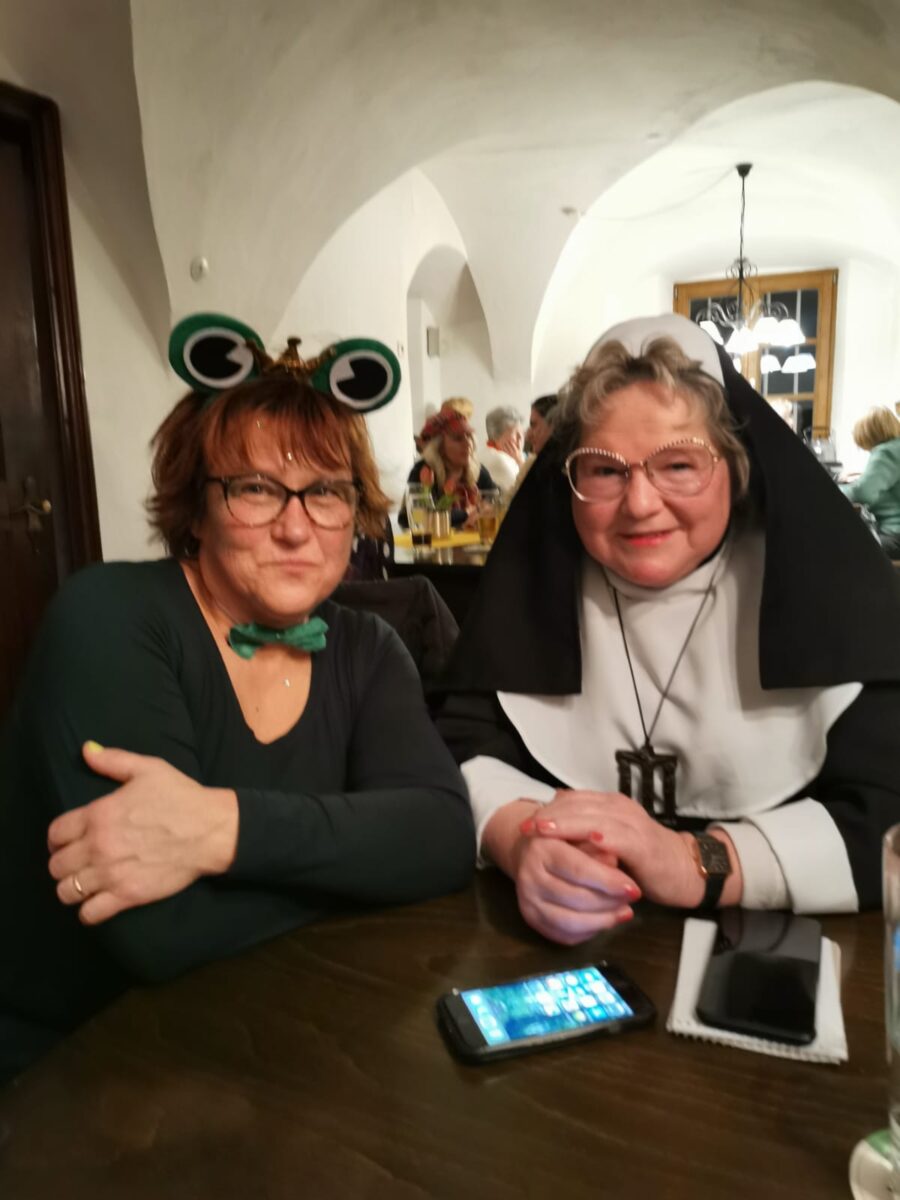 Ausgelassene Faschingswanderung des Frauenbundes Floß