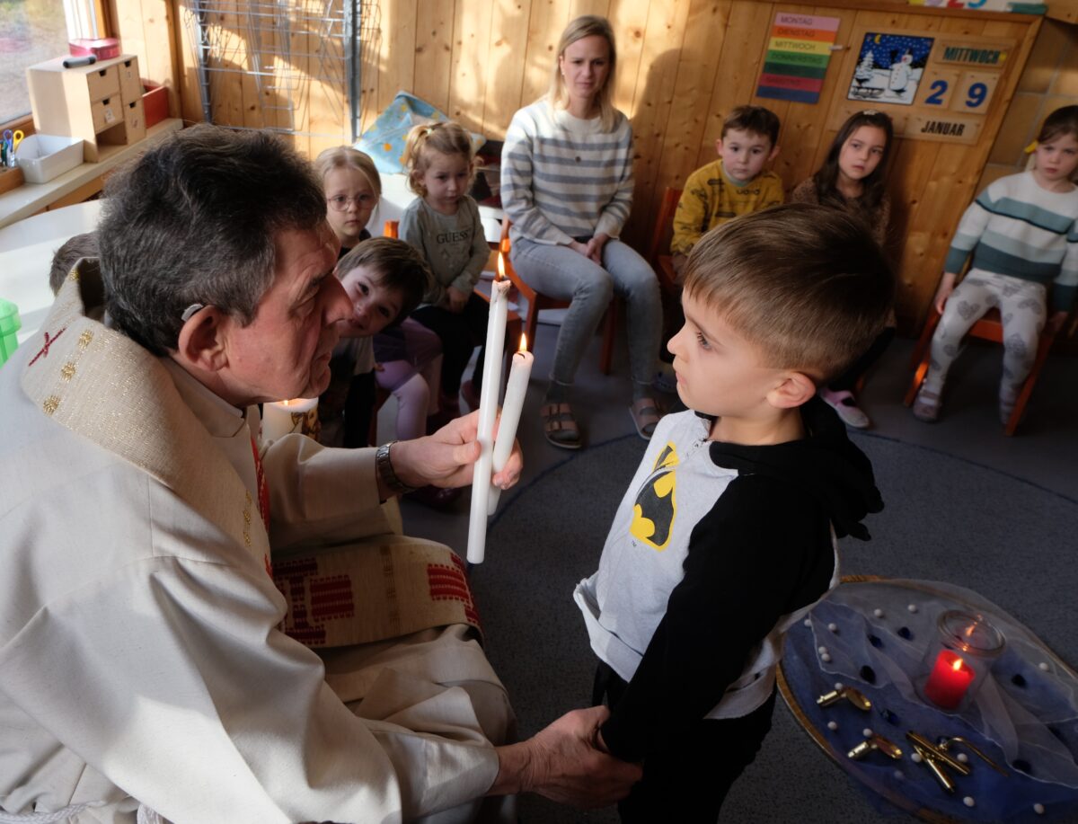 Blasiussegen für Kinder in Flosser Kindergarten