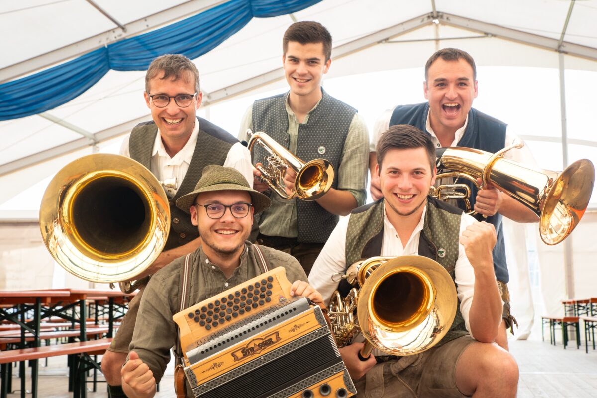 Mit Volldampf in den Sommerausklang: "Bockl Blech" spielt zur letzten Serenade in Neustadt