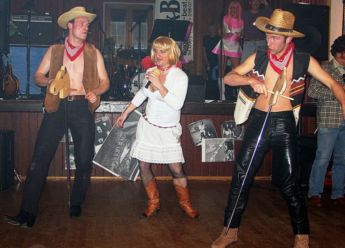 Buntes Treiben beim Atzariada Ball in der Ludwig-Meier-Schule