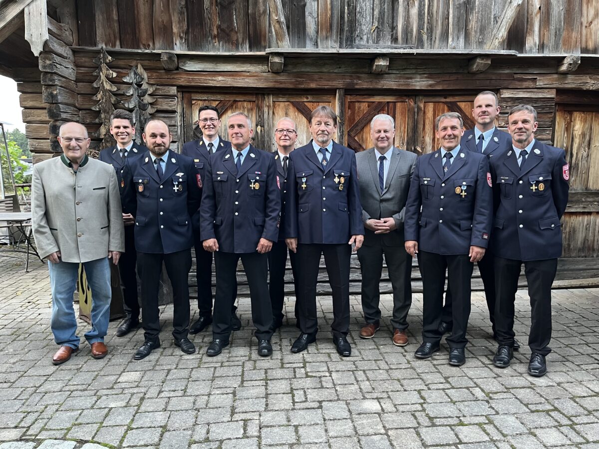 Ehrung für jahrzehntelangen Feuerwehrdienst in Kümmersbruck
