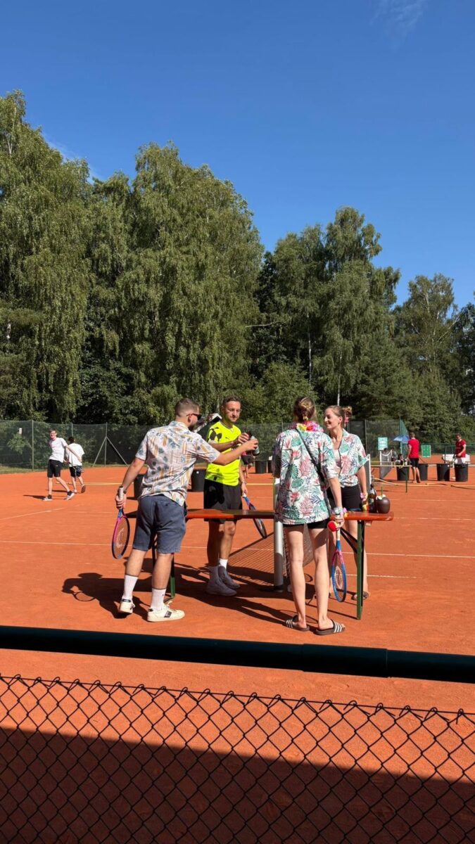 Tennis-Beerpong-Turnier bringt Beachparty-Stimmung nach Eschenbach