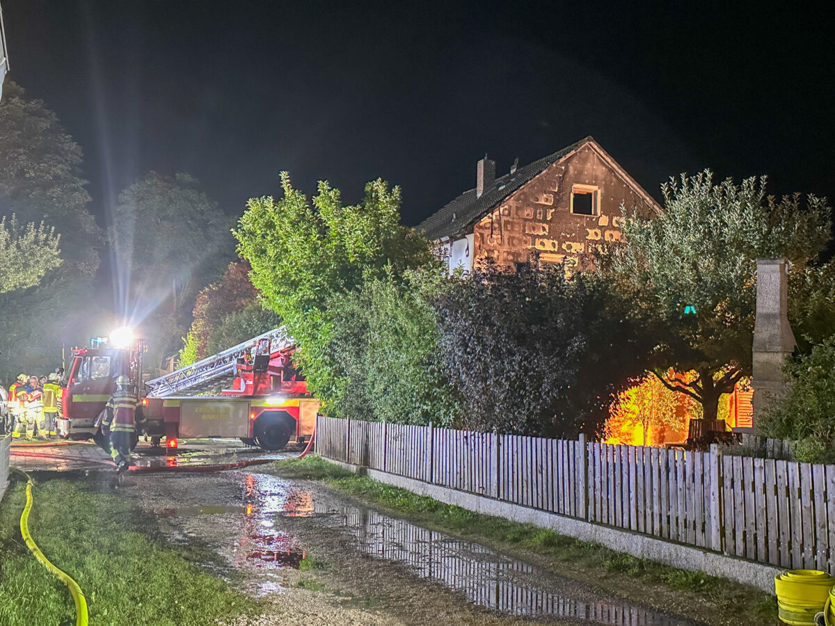 Garage in Wolfsbach brannte, Wohnhaus erfolgreich verteidigt