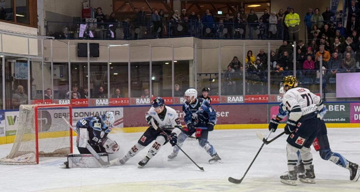 Kaputte Scheibe: Spiel der Blue Devils gegen die Kassel Huskies abgebrochen