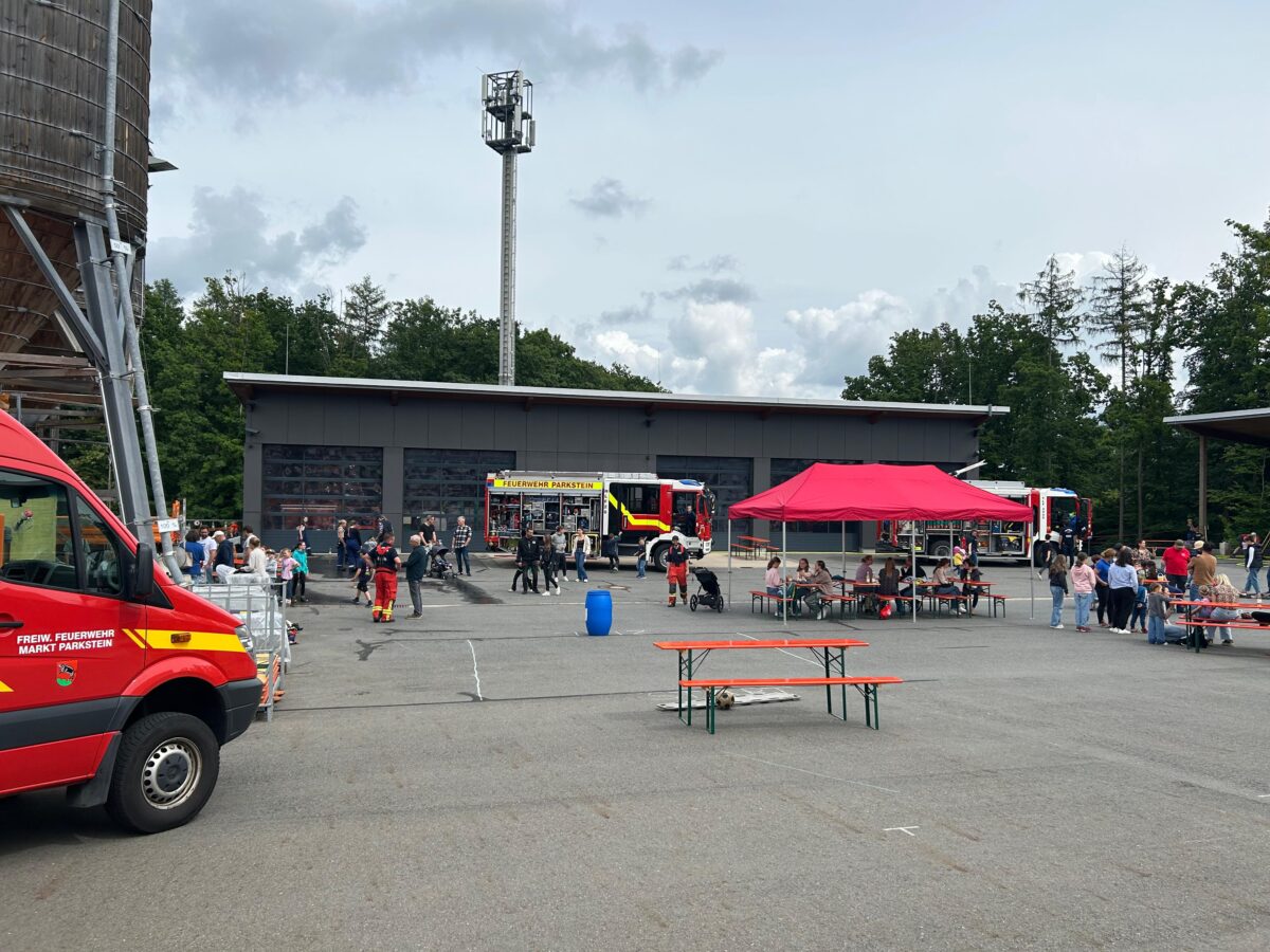 Kinder begeistert bei Feuerwehraktion in Parkstein
