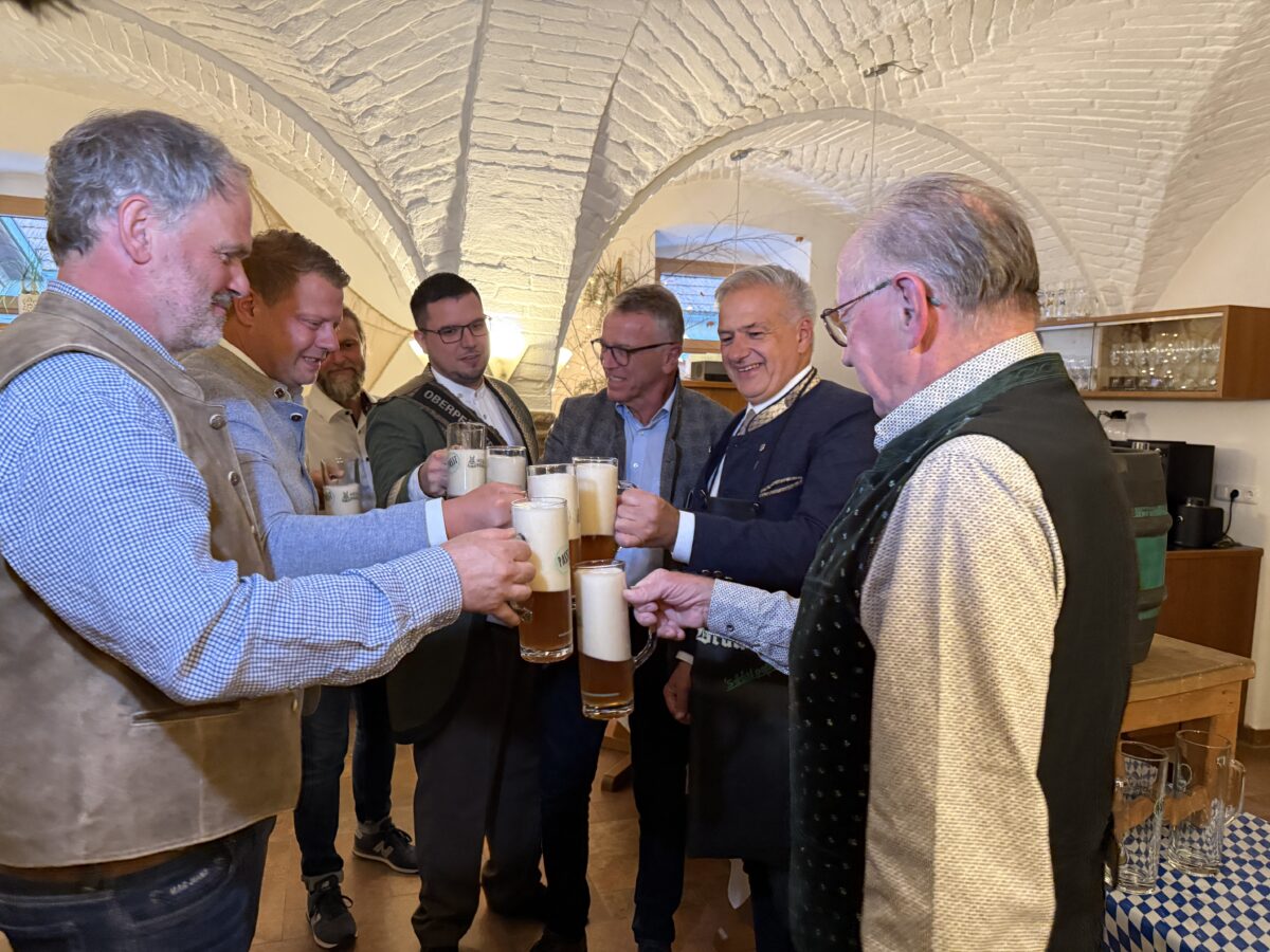 Tirschenreuth Hösl-Bräu präsentiert Karpfentrunk 2025 für Erlebniswochen Fisch