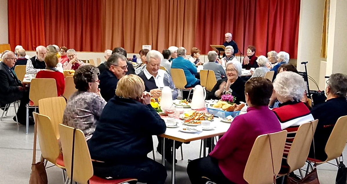 Seniorenfrühstück – gemeinsam statt einsam im Schirmitzer Pfarrsaal