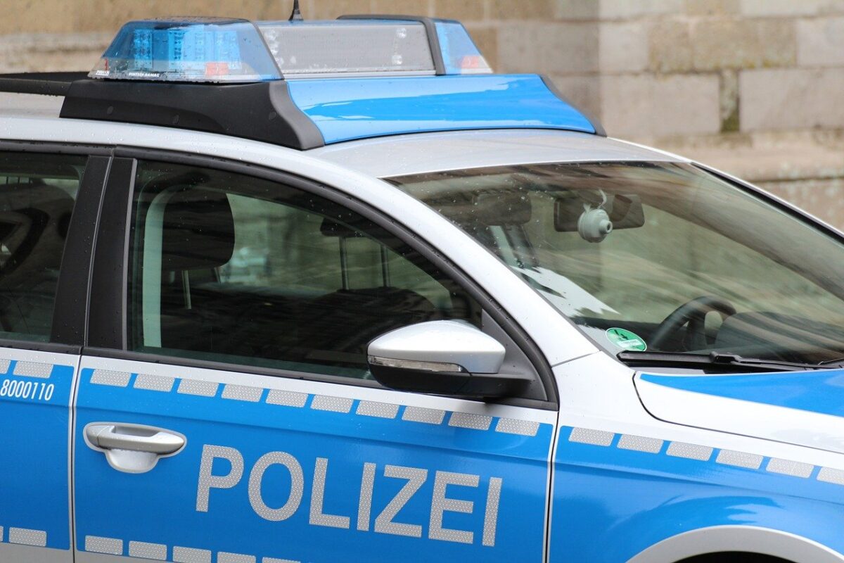 Traktor-Hänger kippt nach Überholvorgang um - Polizei sucht dunklen Pkw