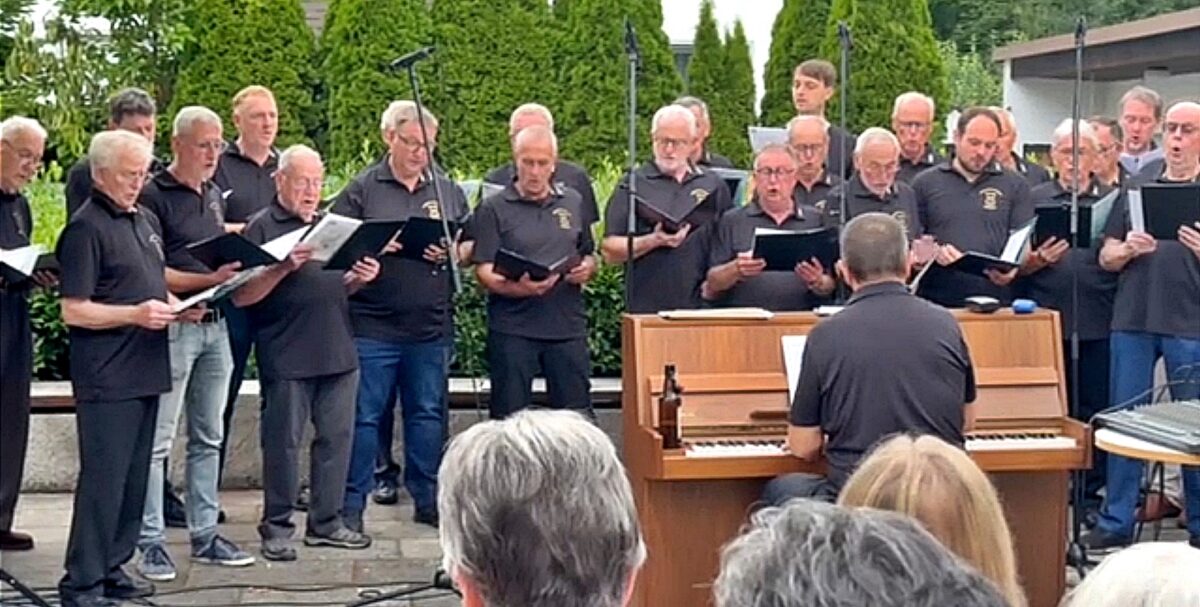 Singen am Dorfplatz Schirmitz: Trotz dunkler Wolken herrscht Frohsinn