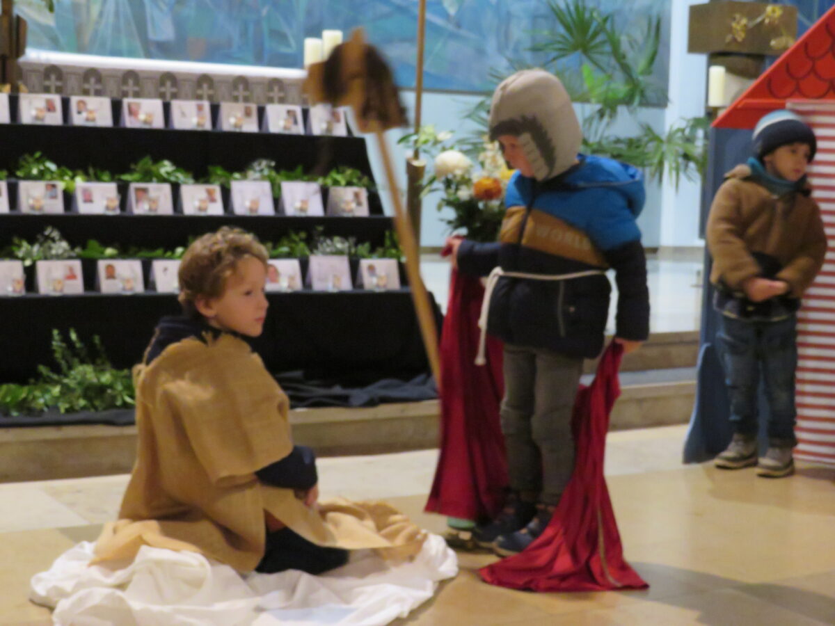 Kinder bringen das Licht Jesu in die Straßen