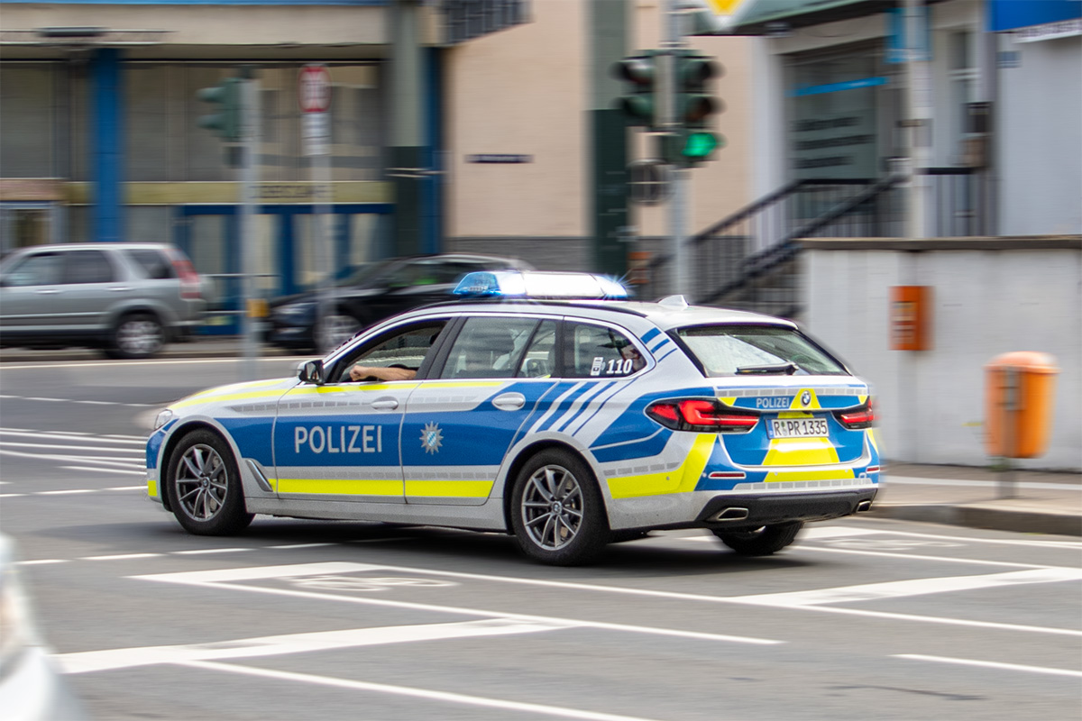Schwer verletzte Kradfahrerin nach Rotlichtverstoß in Ponholz
