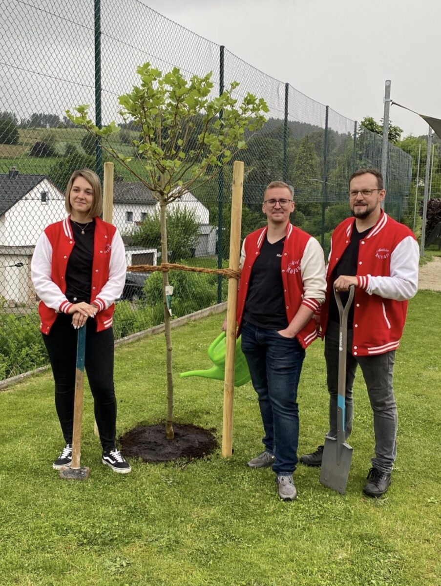 Gemeinsam für die Zukunft: Narrhalla Stadt Windischeschenbachpflanzt Baum in der Kinderoase