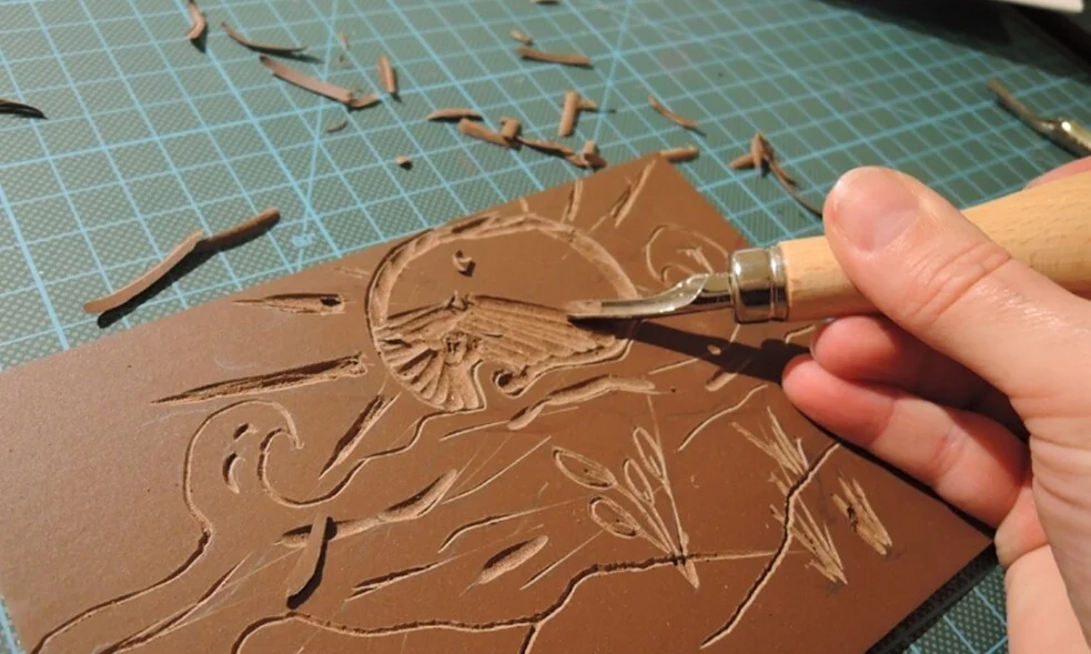 Kreativität und Kunst: Begeisterte Teilnehmer beim Linolschnitt-Workshop