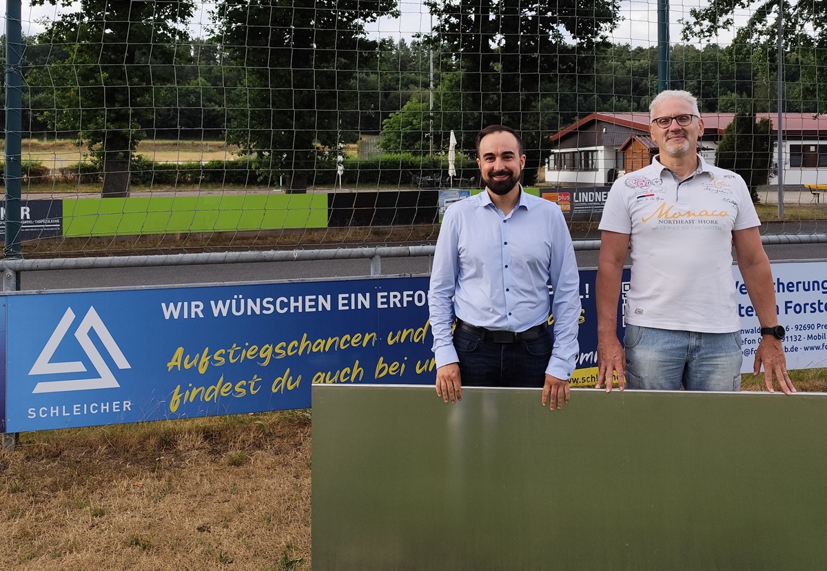 Neue Bandentafeln für den TSV Pressath