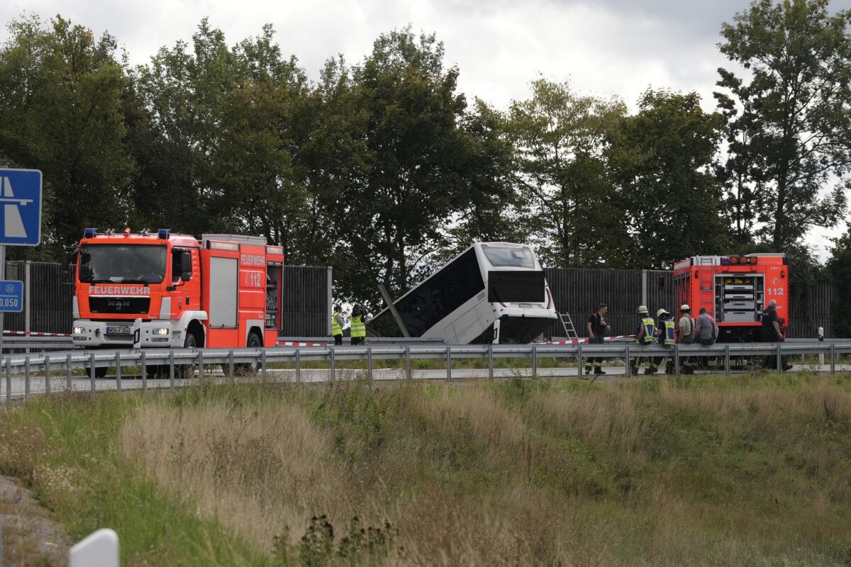 [Update] Busunfall auf A93 bei Weiden: drei Schwerverletzte und Sperrungen