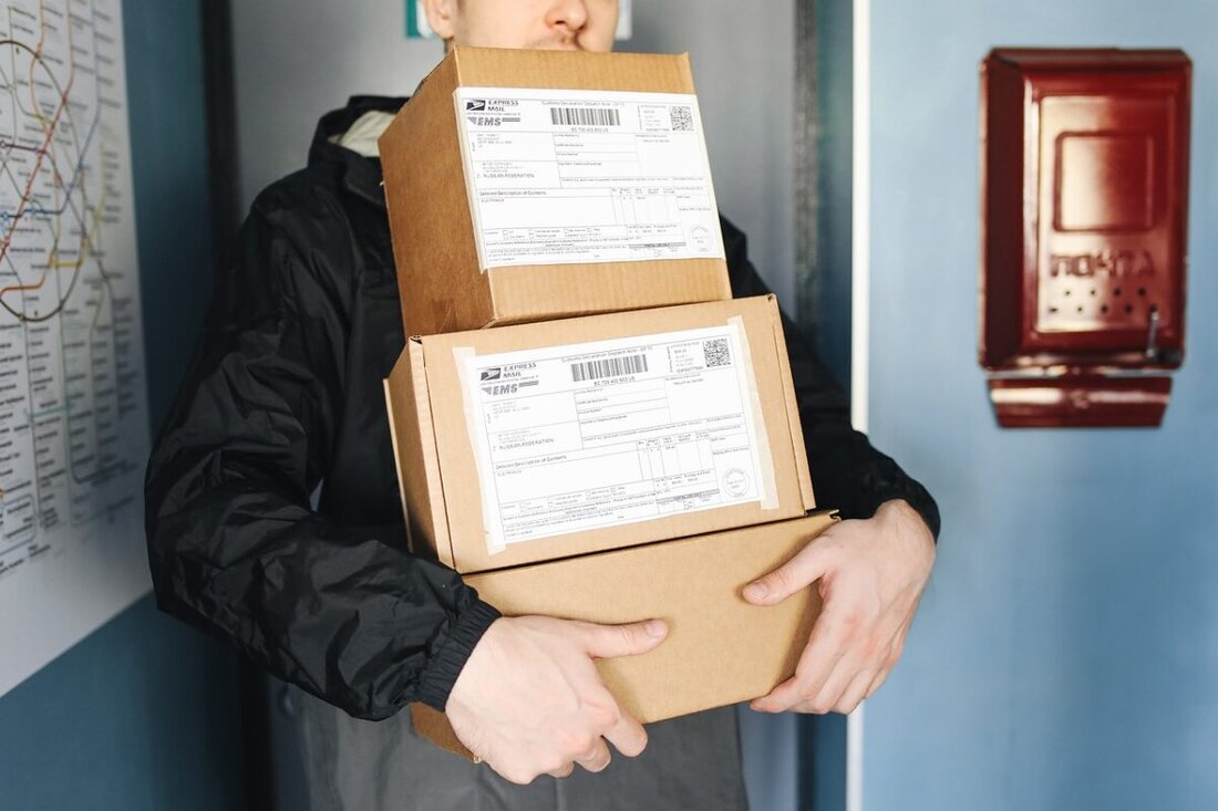 Wernberg-Köblitz. Die Polizeiinspektion Nabburg ermittelt gegen einen Paketdienstfahrer (24) wegen des Verdachts der Unterschlagung und Hehlerei.
