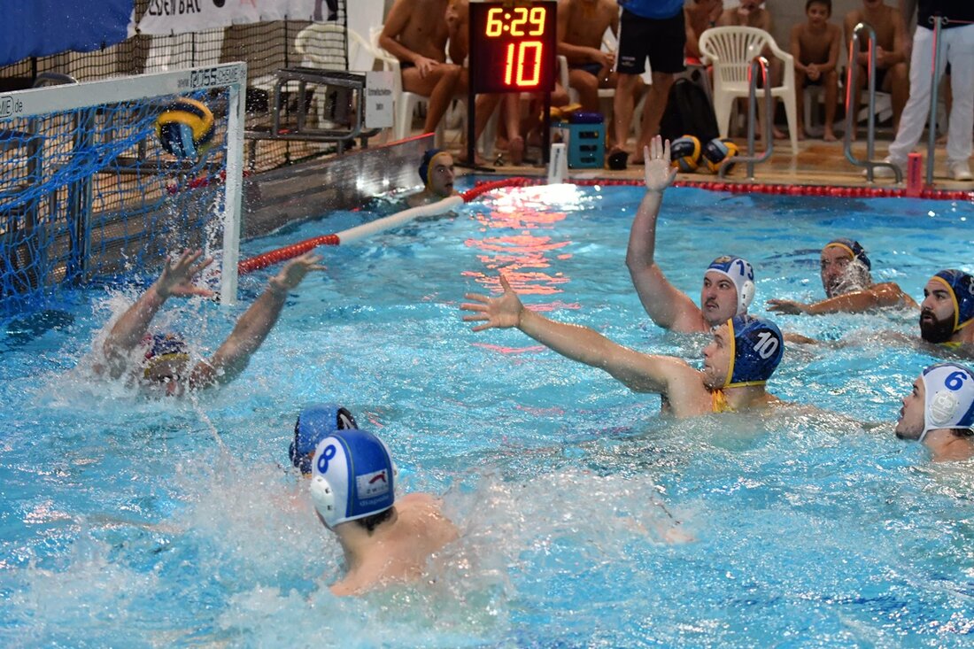 Weiden. Nach der deutlichen Niederlage am erstem Spieltag konnten die Wasserballer aus Weiden ihren ersten Saisonsieg einfahren.