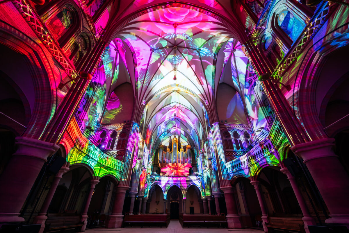 Die immersive Licht- und Videoshow Genesis in der Peterskirche Nürnberg