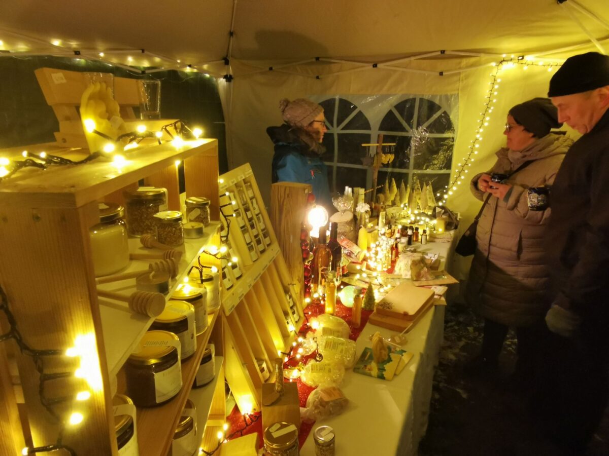 Romantische Adventfeier im Wald